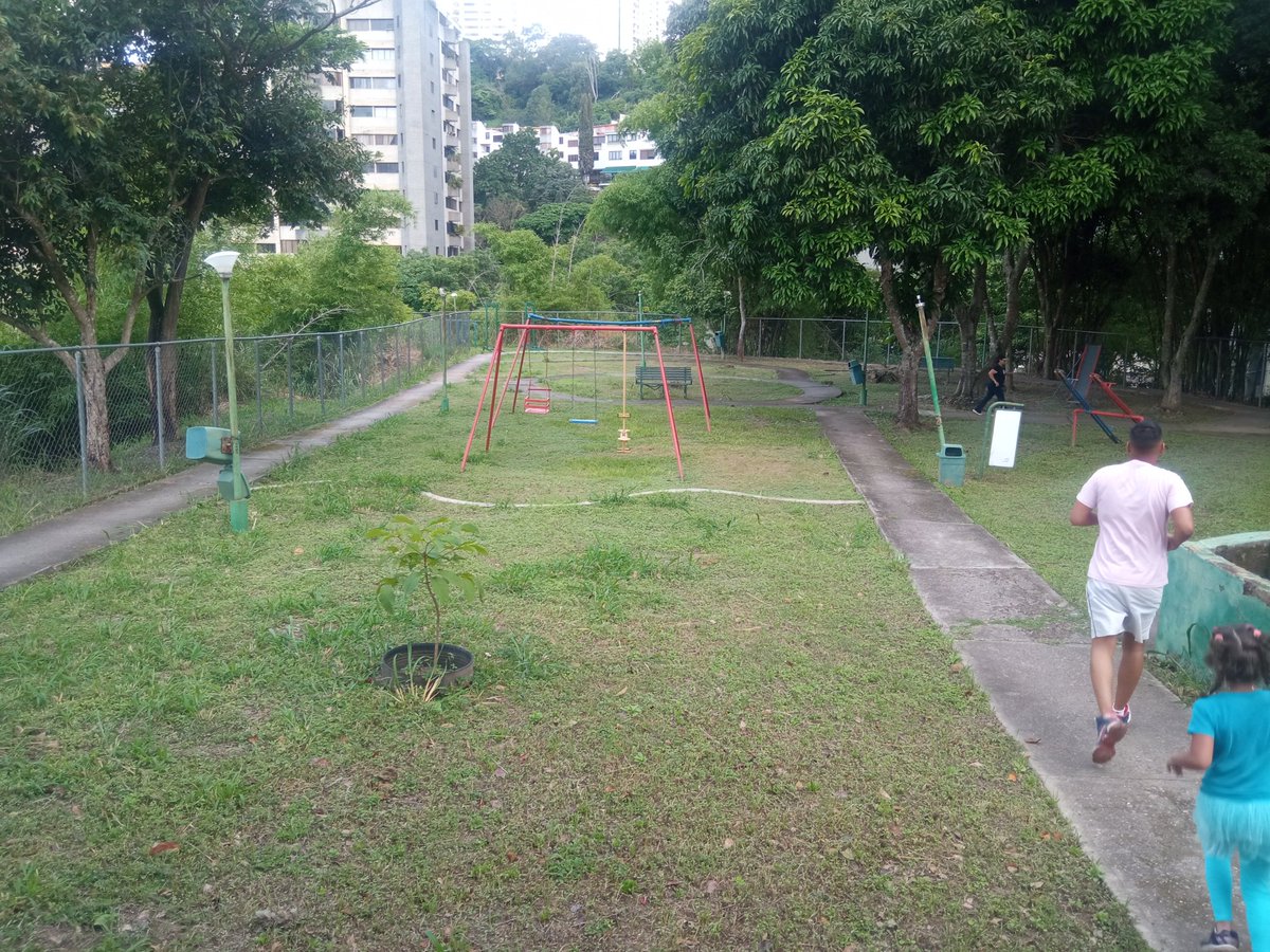 neriojrp's tweet photo. @luisaguilarj @asolopra Quiero agradecer a ASOLOPRA que con  el trabajo en conjunto del Concejo Municipal, Vecinos, y Empresa Privada se logro la limpieza del parque Manuelita Sáenz en Lomas de Prados del Este. Cuando hay unión y voluntad se tienen buenos resultados!👏👏 https://t.co/2w5DPjymOg