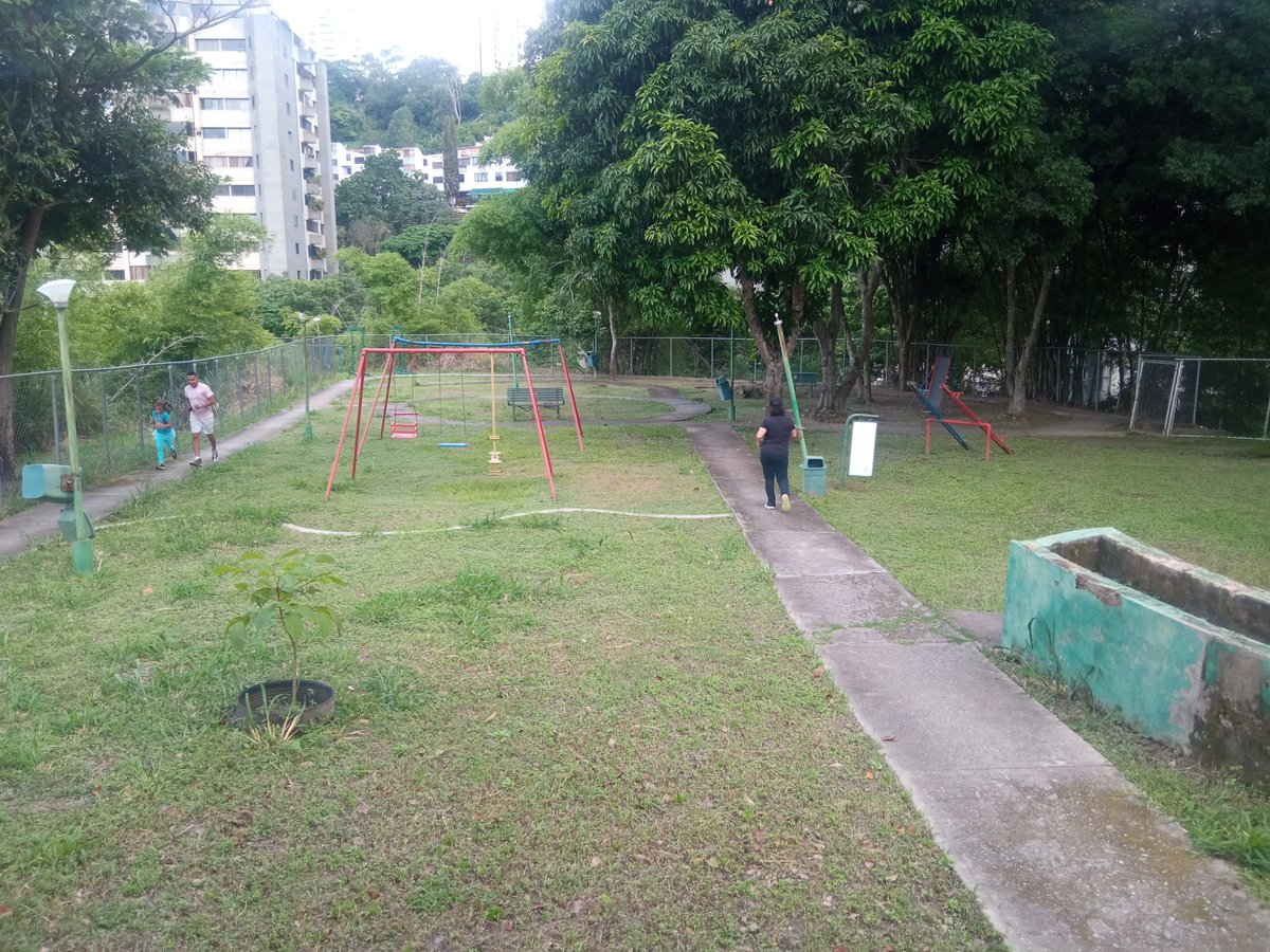 neriojrp's tweet photo. @luisaguilarj @asolopra Quiero agradecer a ASOLOPRA que con  el trabajo en conjunto del Concejo Municipal, Vecinos, y Empresa Privada se logro la limpieza del parque Manuelita Sáenz en Lomas de Prados del Este. Cuando hay unión y voluntad se tienen buenos resultados!👏👏 https://t.co/2w5DPjymOg