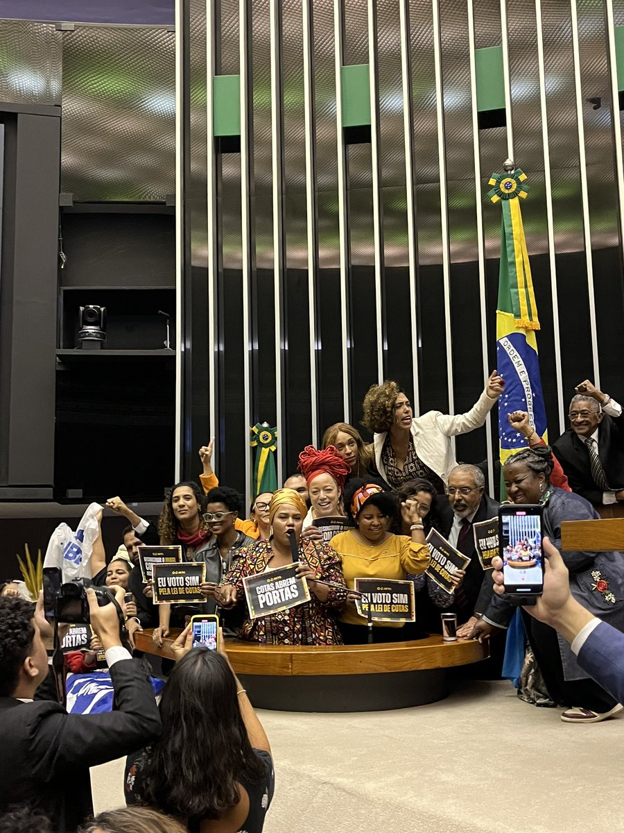 eixopolitico's tweet image. 🇧🇷 URGENTE: Câmara dos Deputados aprova a prorrogação da Lei de Cotas. O texto renova até 2033 a reserva de vagas nas universidades e institutos federais, mas estabelece algumas mudanças:

- Redução da renda familiar per capita para 1 salário mínimo na reserva de 50% das vagas de…