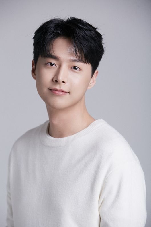 #LimHyunSoo confirmed cast for JTBC drama <#DestinedWithYou>, he will act as Park Ki-dong who is the deputy chief of Onju City Hall’s legal team and #Rowoon’s assistant.

Broadcast on Aug 23.

#JoBoAh #HaJoon #Yura