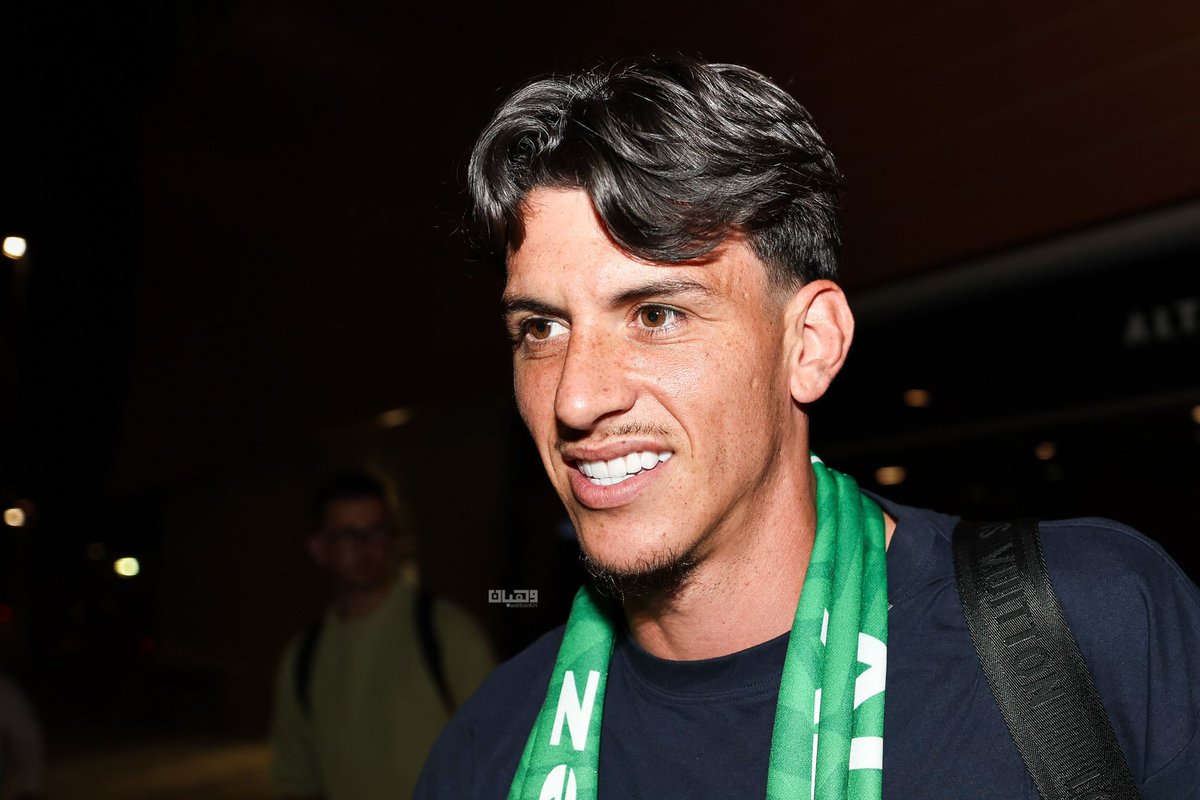 Rabanalsafena's tweet photo. ❇️

صور من وصول مدافع الأهلي روجير إيبانيز لمدينة جدة 💚💚
#الاهلي https://t.co/nk01Ak7b6y