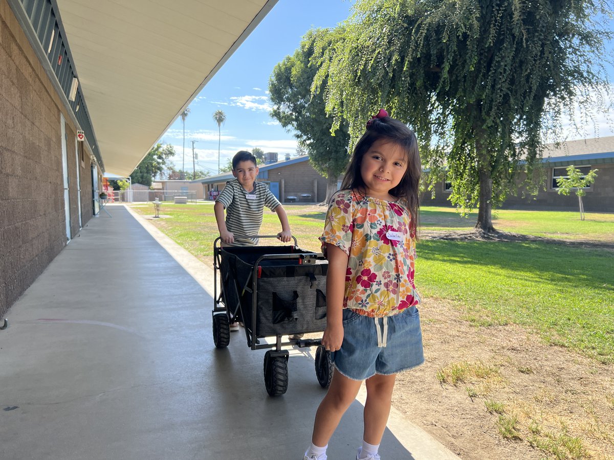 Stopped by Oak Grove on their first day and was impressed with all the teachers helping their students become familiar with the campus.  Looked like a great first day for them and the balloon arch from <a href="/mrs_lophillips/">Lori Phillips</a> was pretty impressive!  #BurtonExperience