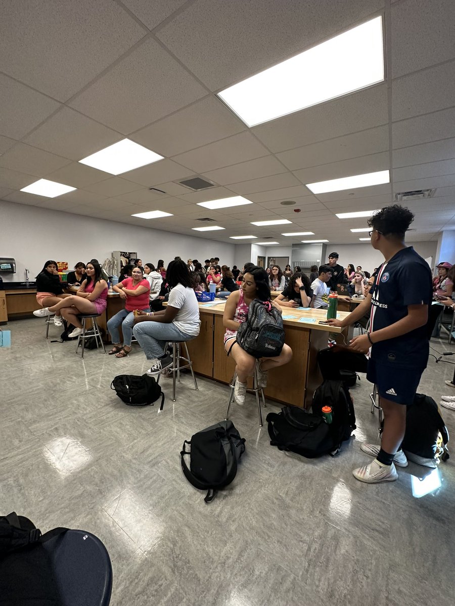 Mterrazas_'s tweet photo. 100+ students at our door ready to join @phhshosa! 😎 https://t.co/mvqqTYdeqt