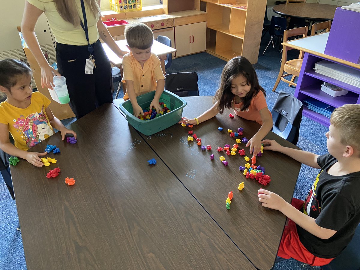 MrsTappsClass's tweet image. Introducing math stations today. Exploring with shapes and using small motor skills. @lynwood_school #decaturproud
