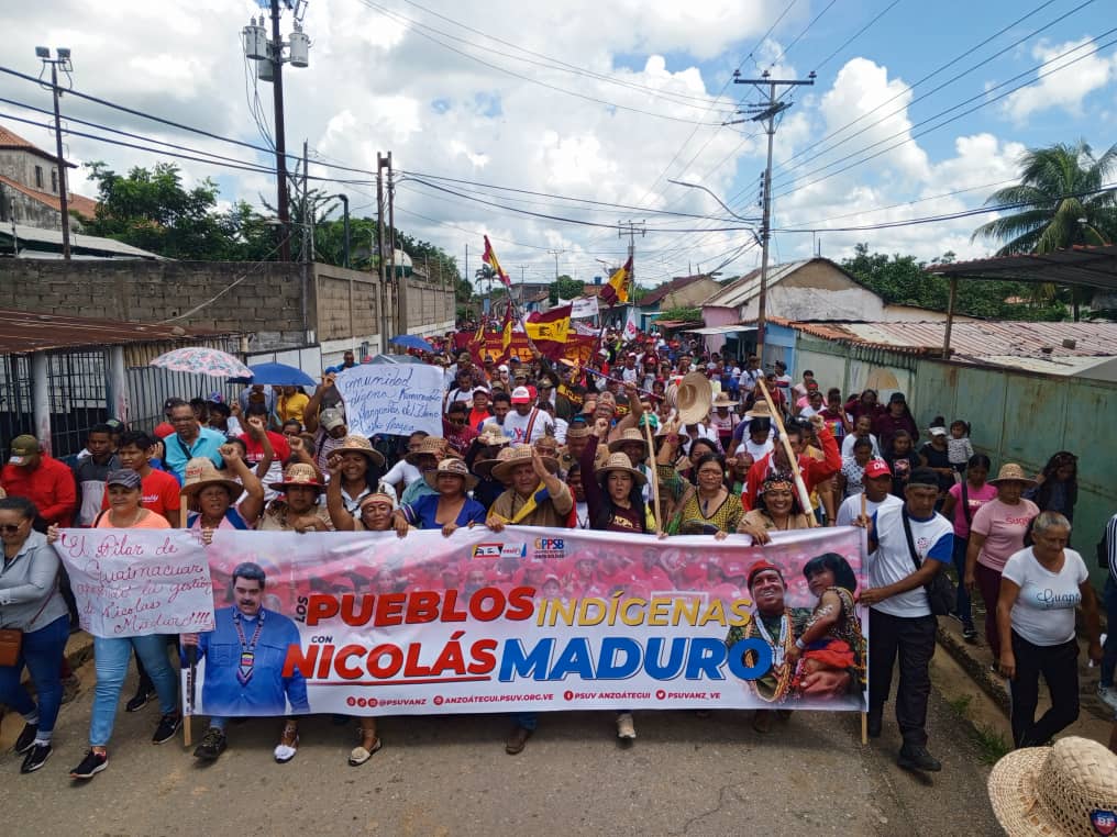 NicolasMaduro's tweet photo. “¡Pueblos Indígenas con Nicolás!” Y yo estoy con ustedes, firme, leal y comprometido en seguir construyendo una Patria Libre, de equidad y oportunidades para todas y todos. Mi saludo y reconocimiento al Pueblo de Caigua, Municipio Simón Bolívar del estado Anzoátegui. https://t.co/qIg82xh4LN