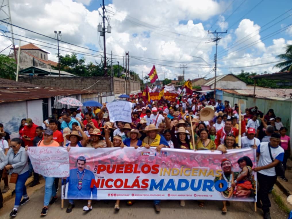 NicolasMaduro's tweet photo. “¡Pueblos Indígenas con Nicolás!” Y yo estoy con ustedes, firme, leal y comprometido en seguir construyendo una Patria Libre, de equidad y oportunidades para todas y todos. Mi saludo y reconocimiento al Pueblo de Caigua, Municipio Simón Bolívar del estado Anzoátegui. https://t.co/qIg82xh4LN