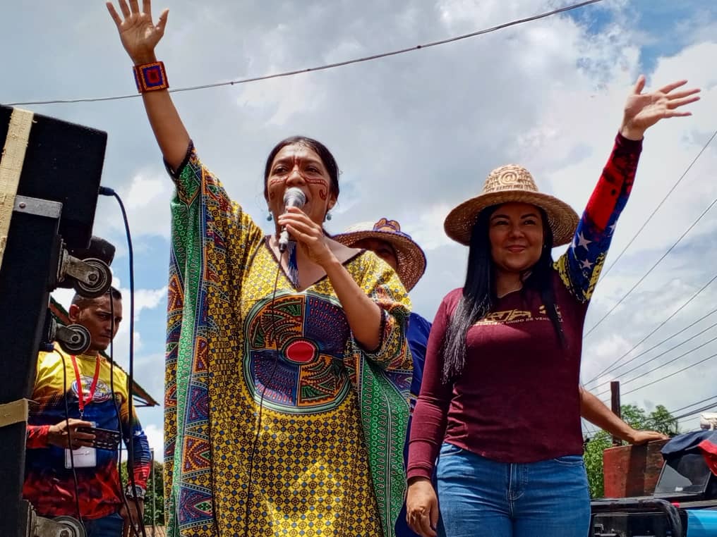NicolasMaduro's tweet photo. “¡Pueblos Indígenas con Nicolás!” Y yo estoy con ustedes, firme, leal y comprometido en seguir construyendo una Patria Libre, de equidad y oportunidades para todas y todos. Mi saludo y reconocimiento al Pueblo de Caigua, Municipio Simón Bolívar del estado Anzoátegui. https://t.co/qIg82xh4LN