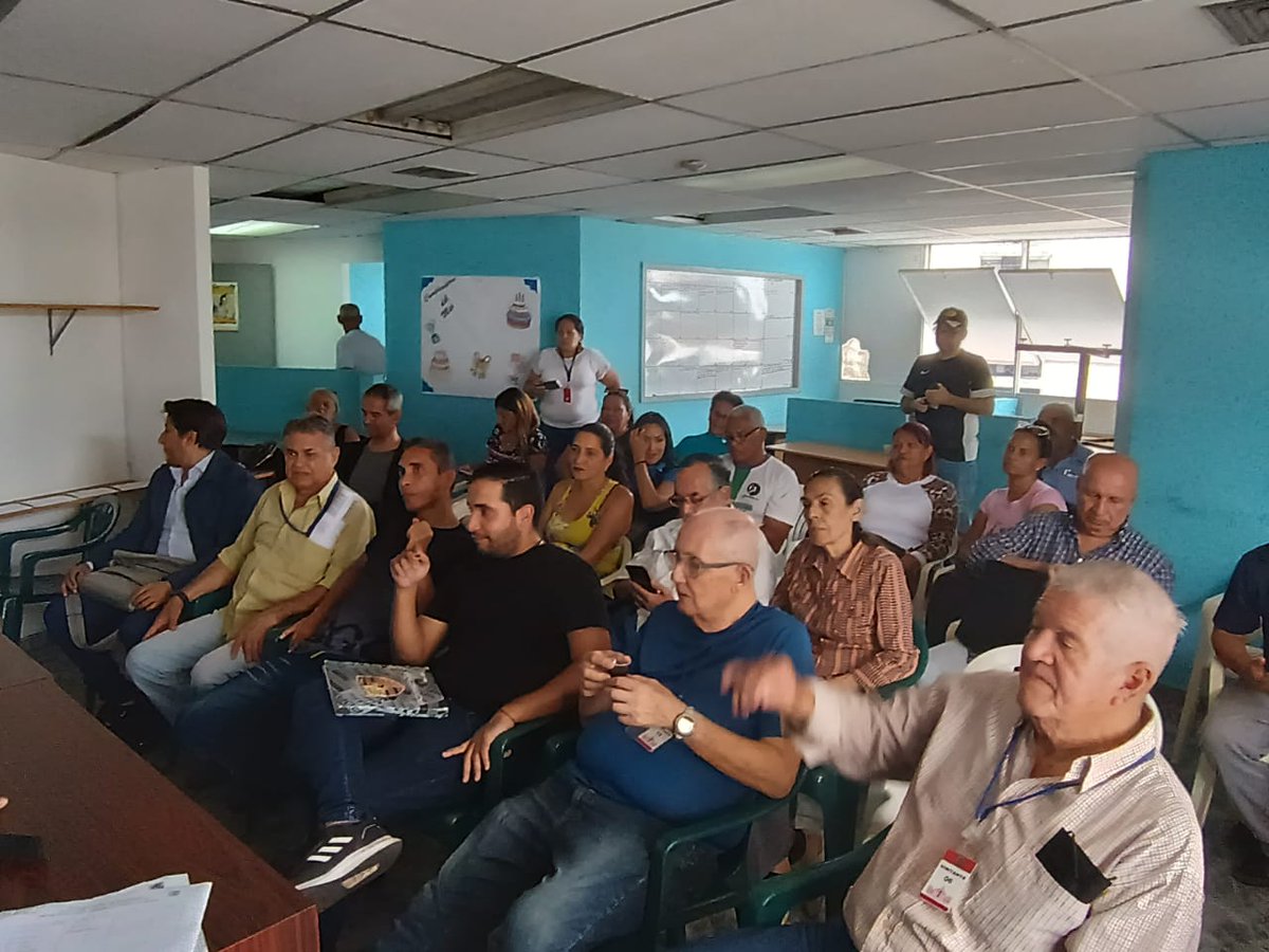 Maru72639791's tweet photo. #09ago Entrega de credenciales por parte del Concejal @goyocaribash, a   más de 20 nuevos contralores sociales de las parroquias de Caracas. 
#seguimostrabandoporCaracas https://t.co/UJC9tyjz9x