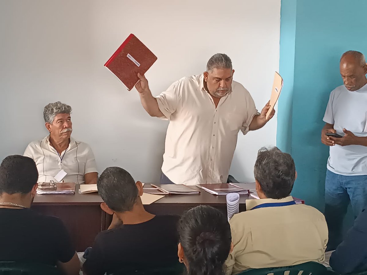Maru72639791's tweet photo. #09ago Entrega de credenciales por parte del Concejal @goyocaribash, a   más de 20 nuevos contralores sociales de las parroquias de Caracas. 
#seguimostrabandoporCaracas https://t.co/UJC9tyjz9x