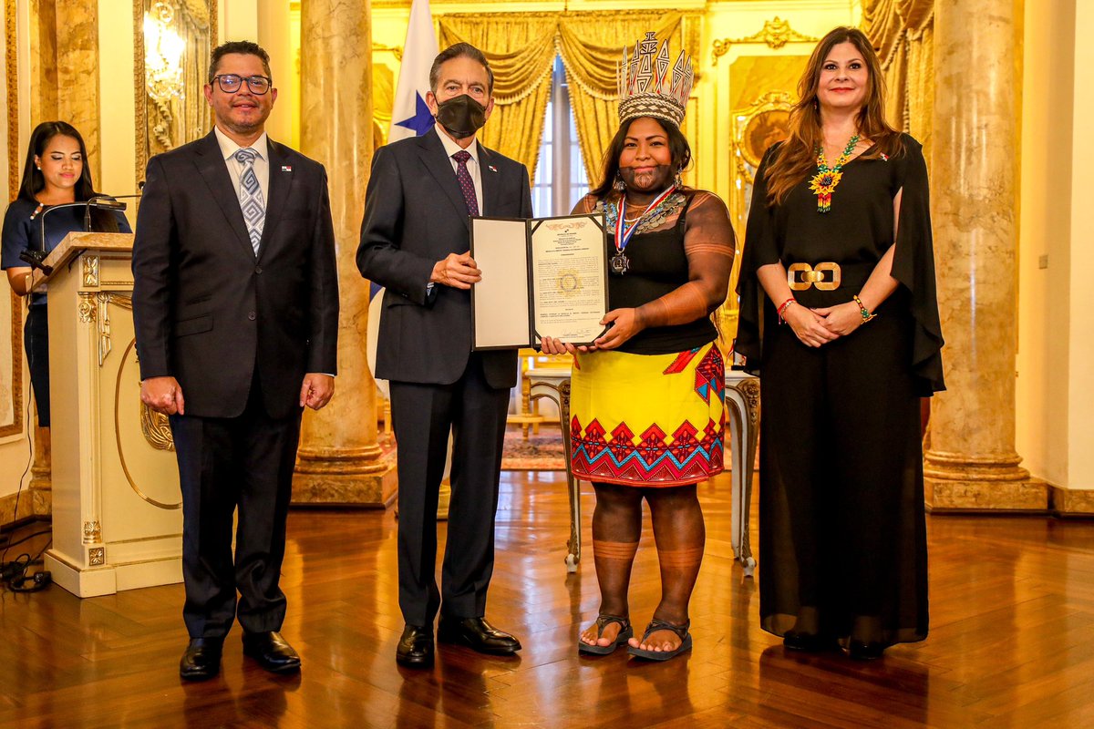 NitoCortizo's tweet photo. Nuestros pueblos originarios están dignamente representados en las 4 personas que reciben la Medalla al Mérito General Victoriano Lorenzo. Me honra compartir este momento significativo para Sara, Mercedes, Briseida y Alberto, que personifican las raíces más profundas del país. 🇵🇦 https://t.co/r7PoPGm4AH