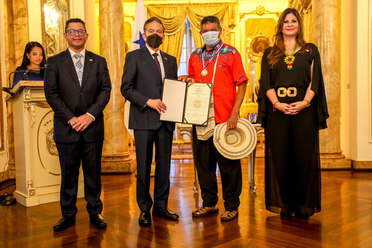 NitoCortizo's tweet photo. Nuestros pueblos originarios están dignamente representados en las 4 personas que reciben la Medalla al Mérito General Victoriano Lorenzo. Me honra compartir este momento significativo para Sara, Mercedes, Briseida y Alberto, que personifican las raíces más profundas del país. 🇵🇦 https://t.co/r7PoPGm4AH