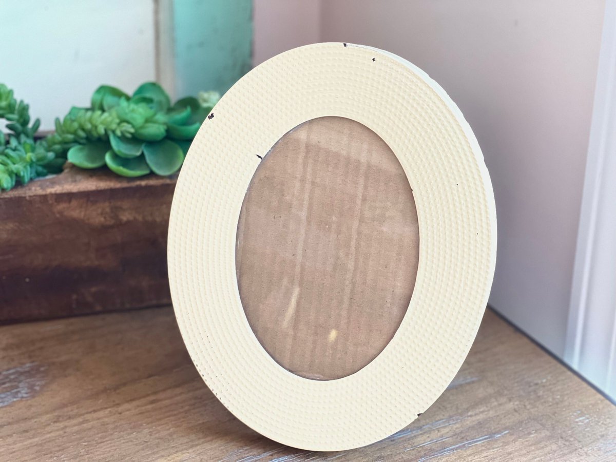 VSeagrape's tweet image. Sleek sellouts! 🤓. Order Vintage Frame, Vintage Metal Picture Frame w Glass in Pretty Pale Yellow, Oval Picture Frame, Vintage Decor, Home Decor, Shabby Chic, Gift at $28.00 from etsy.com/listing/146483… #VintageFrame #PictureFrame