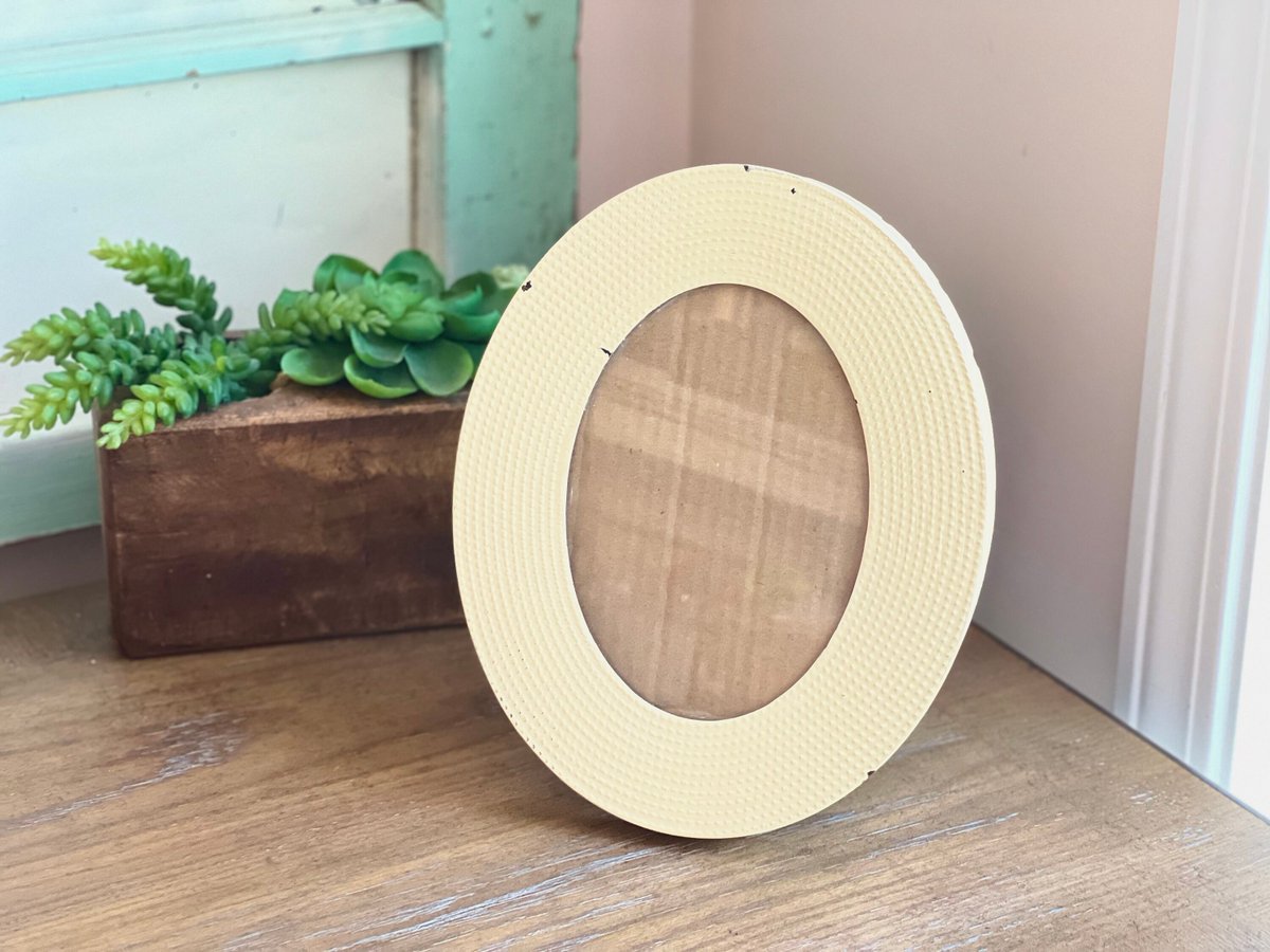 VSeagrape's tweet image. Sleek sellouts! 🤓. Order Vintage Frame, Vintage Metal Picture Frame w Glass in Pretty Pale Yellow, Oval Picture Frame, Vintage Decor, Home Decor, Shabby Chic, Gift at $28.00 from etsy.com/listing/146483… #VintageFrame #PictureFrame