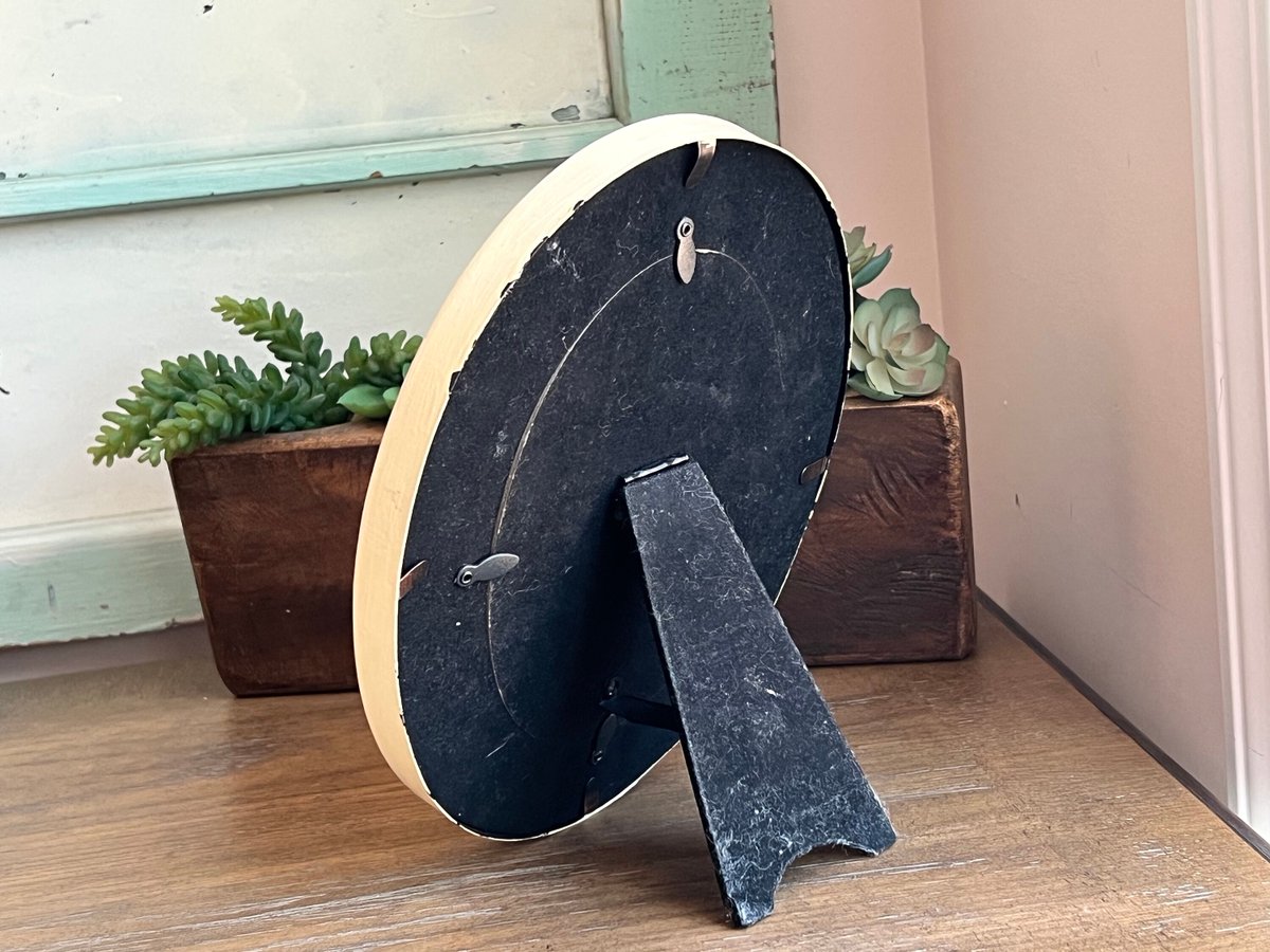 VSeagrape's tweet image. Sleek sellouts! 🤓. Order Vintage Frame, Vintage Metal Picture Frame w Glass in Pretty Pale Yellow, Oval Picture Frame, Vintage Decor, Home Decor, Shabby Chic, Gift at $28.00 from etsy.com/listing/146483… #VintageFrame #PictureFrame