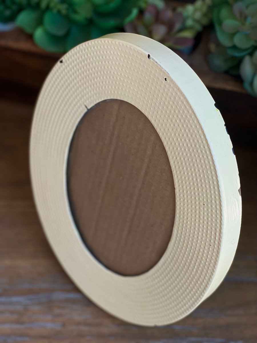 VSeagrape's tweet image. Sleek sellouts! 🤓. Order Vintage Frame, Vintage Metal Picture Frame w Glass in Pretty Pale Yellow, Oval Picture Frame, Vintage Decor, Home Decor, Shabby Chic, Gift at $28.00 from etsy.com/listing/146483… #VintageFrame #PictureFrame