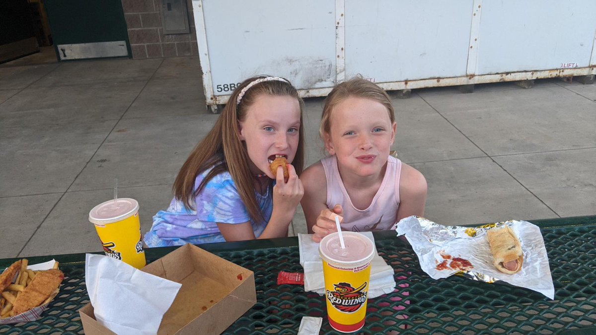 mandy_schuler's tweet photo. Chillin' with the @RocRedWings #ROCthesummer https://t.co/R38FHILAMw