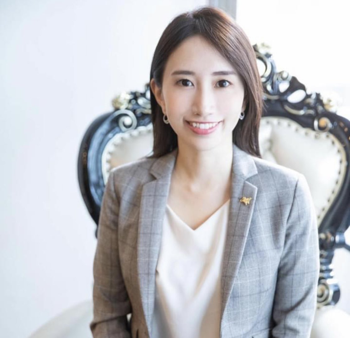 sa35393's tweet image. グランシールド佐武敬子は海外逃亡中。
渡辺宙美はSNSに仲間達との会食を楽しむ姿を公開
中村佳敬はグランシールド社内での札束を公開
この人達は立派な詐欺師。こんな奴らが逮捕されない理由が分からない