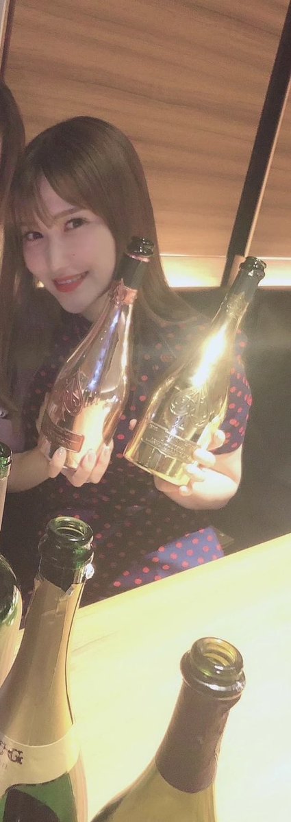 sa35393's tweet image. グランシールド佐武敬子は海外逃亡中。
渡辺宙美はSNSに仲間達との会食を楽しむ姿を公開
中村佳敬はグランシールド社内での札束を公開
この人達は立派な詐欺師。こんな奴らが逮捕されない理由が分からない