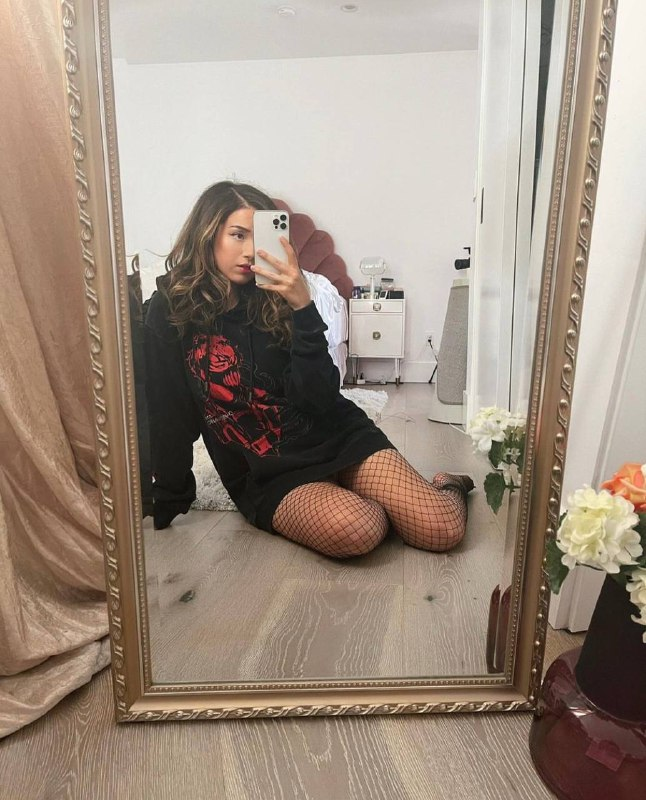 lesbian4egirls's tweet photo. My fishnet mommy https://t.co/OtVubU3lm3