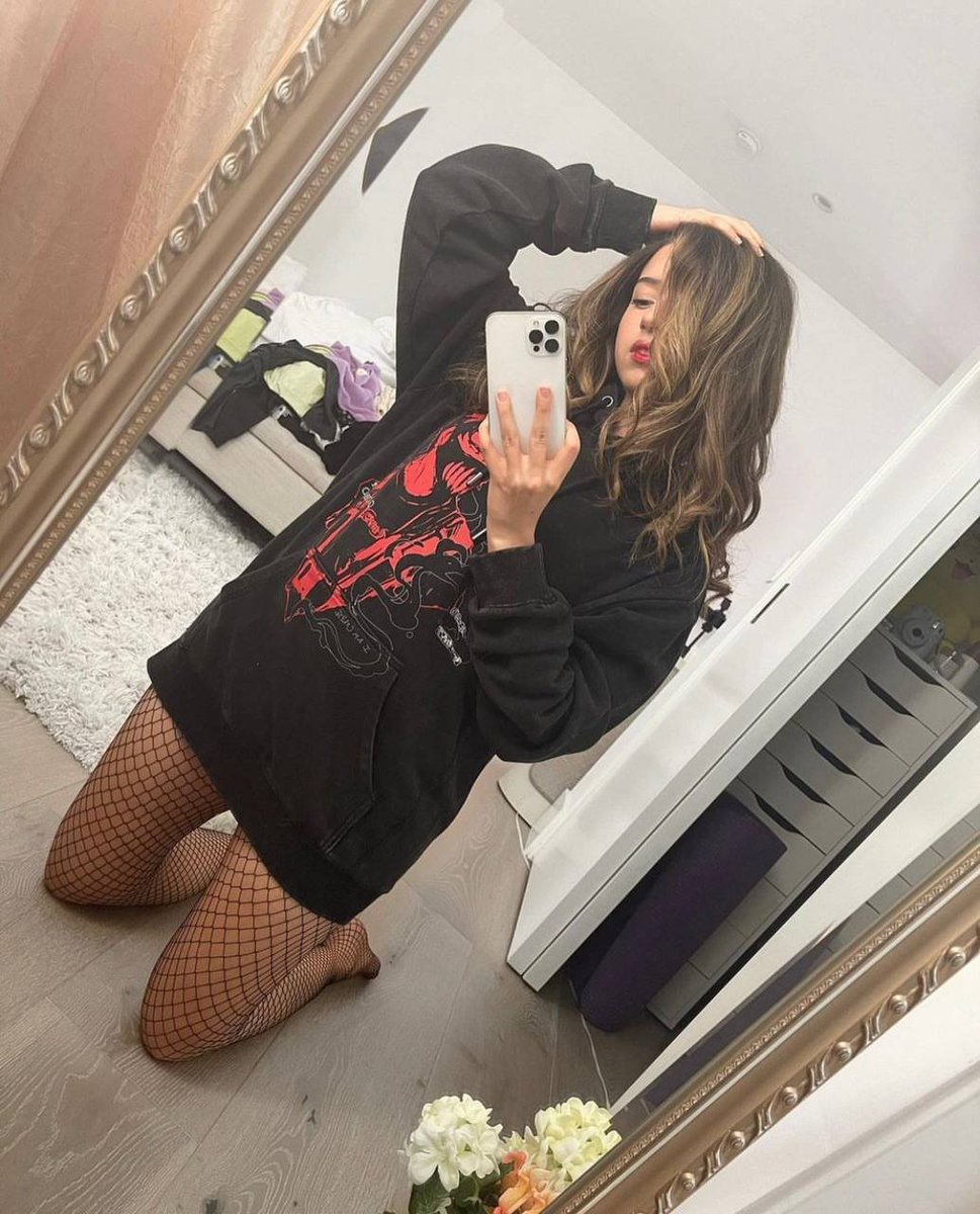 lesbian4egirls's tweet photo. My fishnet mommy https://t.co/OtVubU3lm3