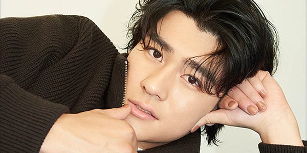 SixTONES_Family's tweet photo. SixTONES森本慎太郎、メンズメイク披露「CYAN MAN」パワーアップ第1弾表紙に登場: SixTONESの森本慎太郎が9月12日発売のメンズ向けビューティ＆ファッション誌 『CYAN MAN』10月号の表紙に登場。メンズメイクを披露する。 https://t.co/1pmeT8iAJc https://t.co/oDWvpLk88H
