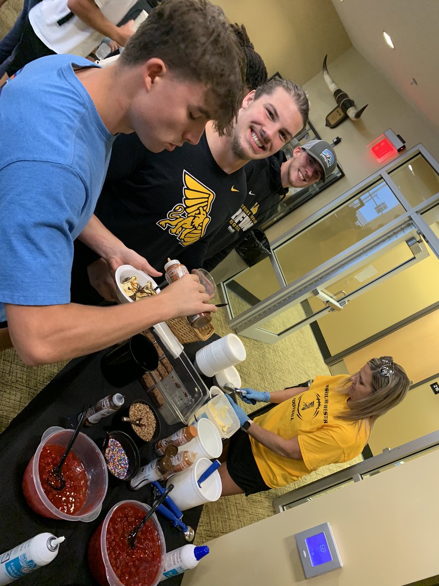 Thank you to Chaun’s Catering for hosting our dinner this week!! We are so thankful to have him and his staff around our team! 
GO GRIFFS🦅🦁