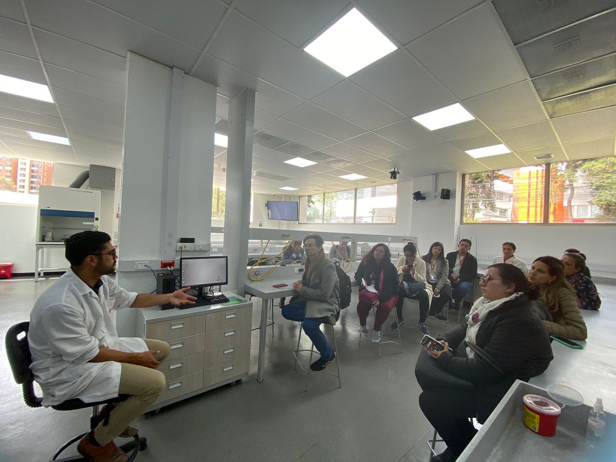 ascifcolombia's tweet photo. #Hoy nuestra directora ejecutiva @ClaraRSerrano acompaño el recorrido programado en 3️⃣ de las universidades de Bogotá que hacen parte de la iniciativa #ClousterFarmacéutico de la @camaracomerbog @ascolprofar #ASCIF ¡Avanzamos en las alianzas para la investigación y desarrollo! ✅ https://t.co/VyQ1DlWS51