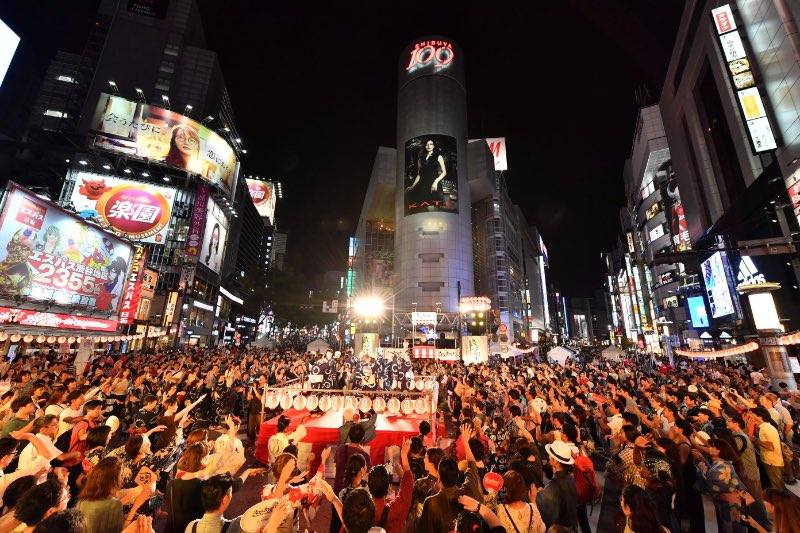 Shibuya Crossing is a famous tourist spot in Japan. 🏙️Many people cross the intersection, but for some reason people do not bump into each other. 👦💥👩‍🦱I think it's a characteristic of Japanese people.😌☝️