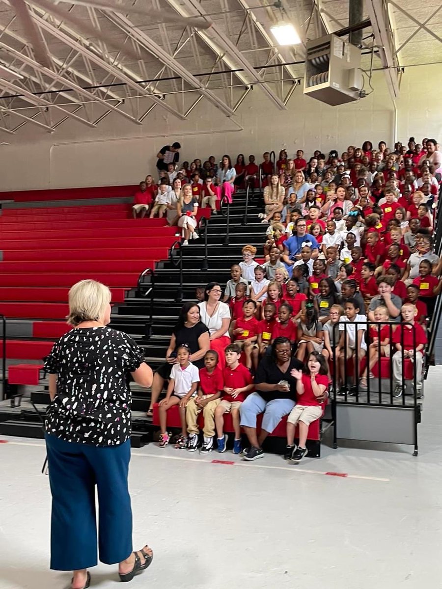 WansleyAnita's tweet photo. ⁦@netrojans⁩ grade level expectation assemblies.  NEE Trojans are ready to expect great things this year!  These kiddos are amazing!!  It is a great day to be a Trojan!!!
#thepowerofAND #expectgreatthings #neetotheroof https://t.co/zAmLEzNSfQ
