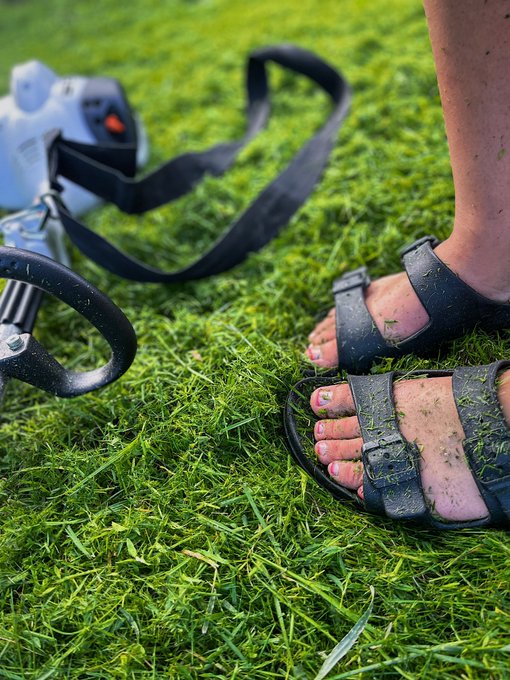 Being a hard workin lady isn&rsquo;t easy when you got grass blades up in your toesies❤️ https://t.co/Qwnh<a href="/tag/feet"class="tags"><span>#feet</span></a><a href="/tag/feetpic"class="tags"><span>#feetpic</span></a><a href="/tag/onlyfansbabe"class="tags"><span>#onlyfansbabe</span></a><a href="/tag/nsfwtwt"class="tags"><span>#nsfwtwt</span></a><a href="/tag/feetco"class="tags"><span>#feetco</span></a>