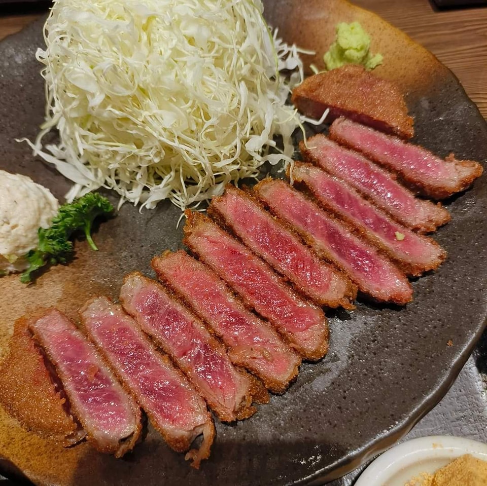 AmazingcoupleTH's tweet photo. "Gyukatsu Motomura" ร้านเด็ดที่สายเนื้อต้องห้ามพลาด นุ่ม อร่อยมาก ๆ เลย

ร้านอยู่ที่ญี่ปุ่นนะ และมีหลายสาขา ส่วนเมนูที่เค้าขายเป็นห��ักก็คือ เนื้อชุบเกล็ดขนมปังทอดครับ (ร้านนี้ไม่มีหมูนะ)

ราคา : เริ่มต้นที่ 1,930 เยน
#อร่อยไปแดก #อร่อยบอกต่อ #อร่อยถึงใจ #ญี่ปุ่น #ร้านเด็ดญี่ปุ่น https://t.co/Hgy2EBokto