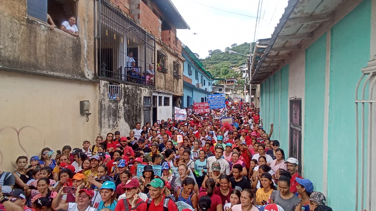 NicolasMaduro's tweet photo. El Municipio Pampanito en el estado Trujillo, se expresó clarito y raspa’o en las calles a favor de la Patria soberana, libre e independiente. ¡Junto a ustedes mujeres y hombres trujillanos, haremos un futuro de bienestar para todas y todos! https://t.co/ZKxbeRXDqI