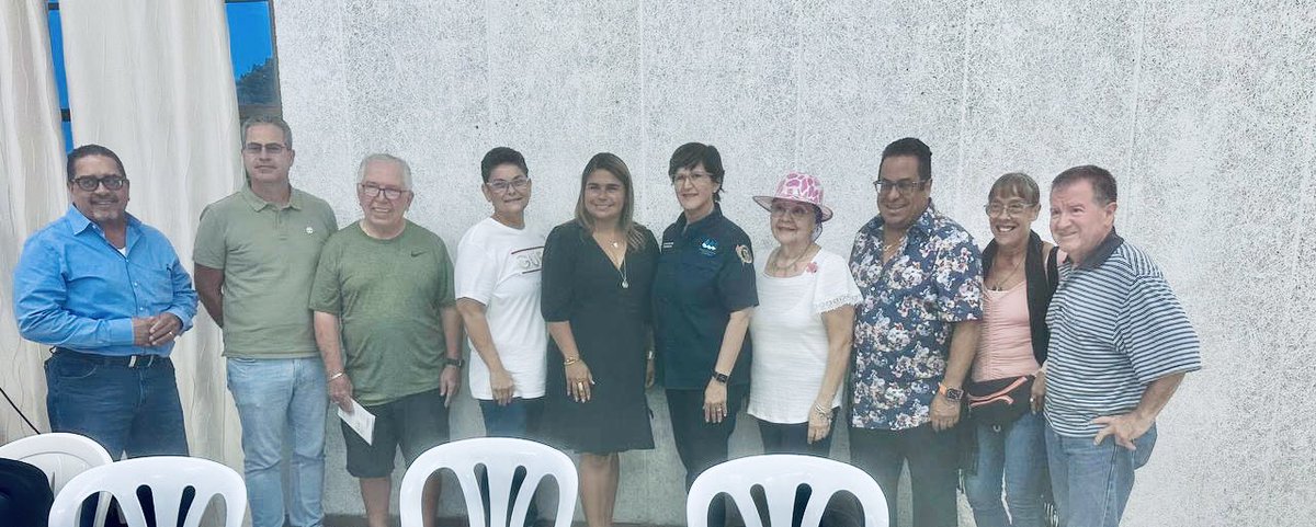 En la tarde de hoy, junto a la senadora, <a href="/MarissitaJ/">Marissita Jiménez</a>, el asesor de @ACUEDUCTOSPR, Ing. Pully Torres, el director de la Región Metro, Ing. Roberto Martínez y parte del equipo directivo de la Autoridad, participamos de una reunión con los residentes de Encantada en Trujillo Alto.