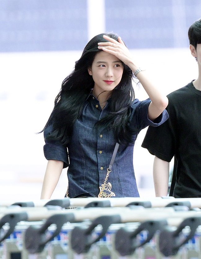 jisoosjpg's tweet photo. airport goddess https://t.co/cb6Z9fxfBl