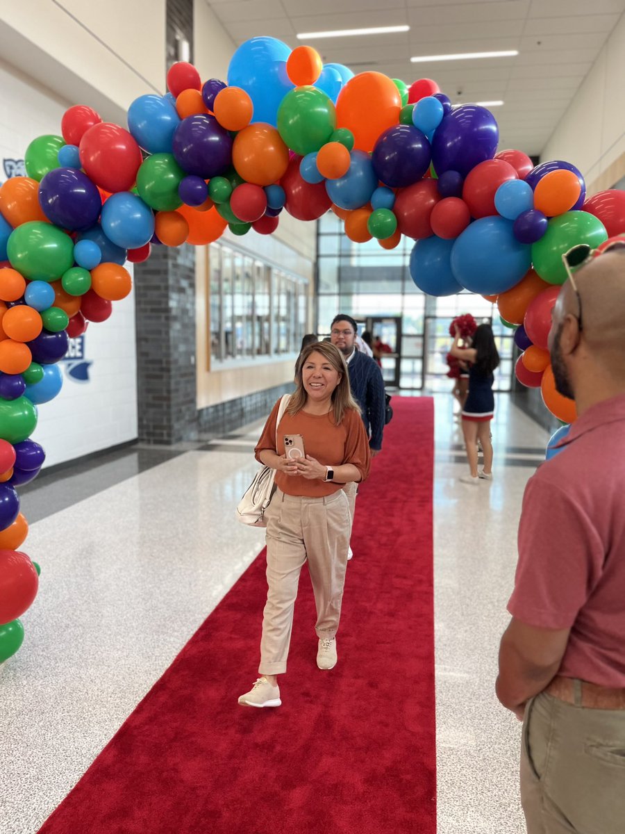 karynsoneill's tweet image. Great day full of energy and enthusiasm welcoming our newest LCPS educators!
🍎#playitLOUDoun