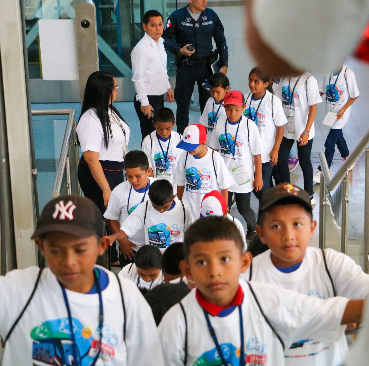 elmetrodepanama's tweet image. Gracias a la Asociación Pro Niñez Panamá @proninez por su linda gestión, y por hacernos partícipes del sueño de estos niños y así brindarles una experiencia inolvidable🚊♥️
#NiñosFelices #Metrocultura #educacionpanama #oportunidades #pty #cultura