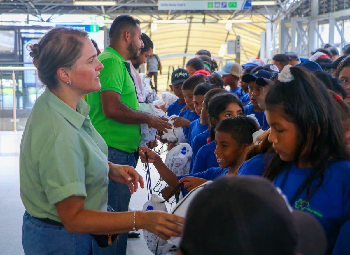 elmetrodepanama's tweet image. Gracias a la Asociación Pro Niñez Panamá @proninez por su linda gestión, y por hacernos partícipes del sueño de estos niños y así brindarles una experiencia inolvidable🚊♥️
#NiñosFelices #Metrocultura #educacionpanama #oportunidades #pty #cultura