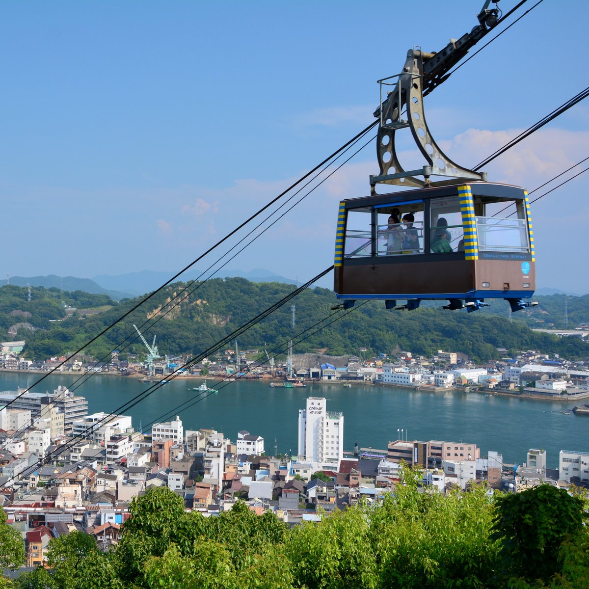 【Extended Operating Hours】 During the summer Obon period from 10 - 15 AUG 2023, Mt. Senkoji Ropeway will operate from 9:00 to 18:00. A three-minute aerial journey welcomes you to Onomichi! #onomichi #hiroshima #japanheritage #landscape #cocoronomichi