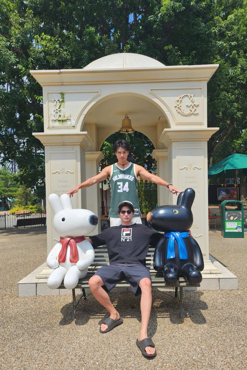AND_swgD's tweet photo. 小瀧君と白洲君と念願の小旅行
夏休みを満喫しました。
湖に行ったり、ジェットコースターに乗ったり、うどんも食べたり、高校生のようにはしゃげました。楽しかったので、暑い夏の稽古を乗り越えられそうです。
りさとガスパールと僕達添えて🦁 https://t.co/fbAvqzrLRK