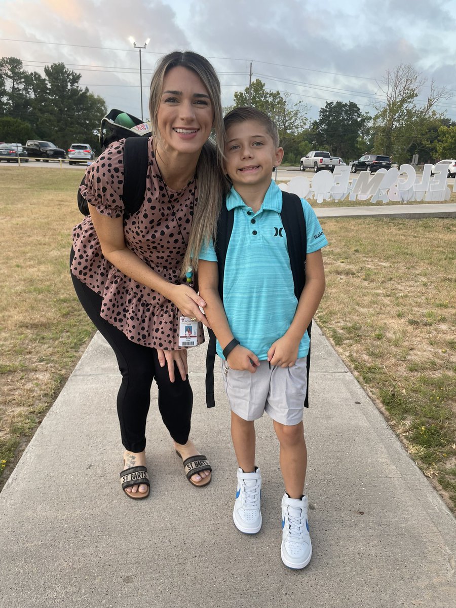 MsAlexis_Cook's tweet photo. Happy first day back to school for my little fam! #kindergartenteacher #thirdgrader #fourthgrader #BeTheDifference🩵 @weselementary @MagnoliaISD https://t.co/xUlSnxc7K7