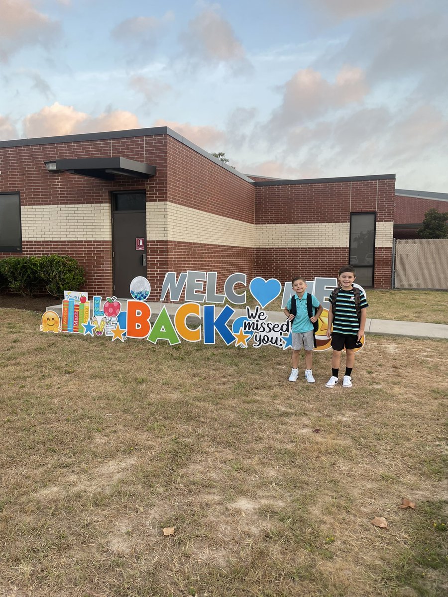 MsAlexis_Cook's tweet photo. Happy first day back to school for my little fam! #kindergartenteacher #thirdgrader #fourthgrader #BeTheDifference🩵 @weselementary @MagnoliaISD https://t.co/xUlSnxc7K7