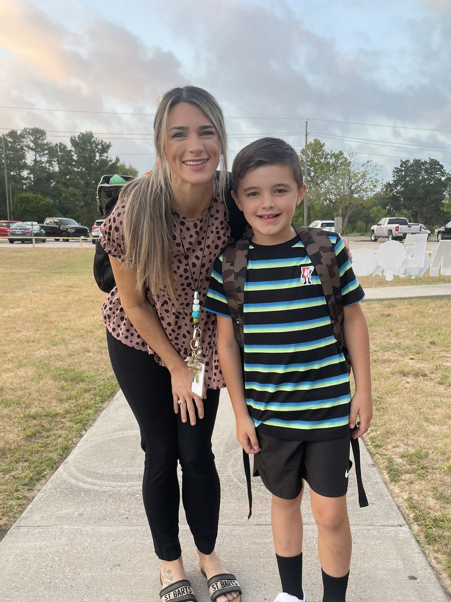 MsAlexis_Cook's tweet photo. Happy first day back to school for my little fam! #kindergartenteacher #thirdgrader #fourthgrader #BeTheDifference🩵 @weselementary @MagnoliaISD https://t.co/xUlSnxc7K7