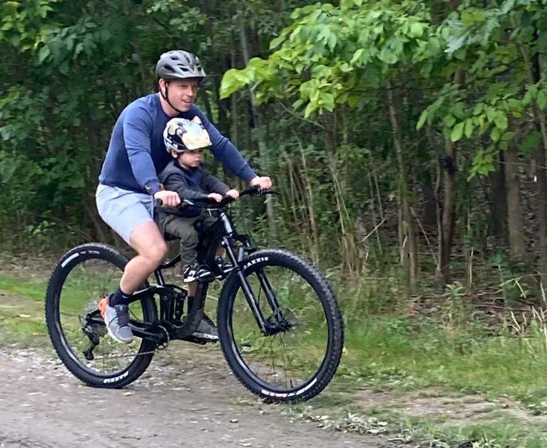 Looking to start cycling with your little one? Check out our blog post about biking with babies, toddlers and young kids 👶 #cycling #sustainability 
pointa.ca/2023/08/02/bik…