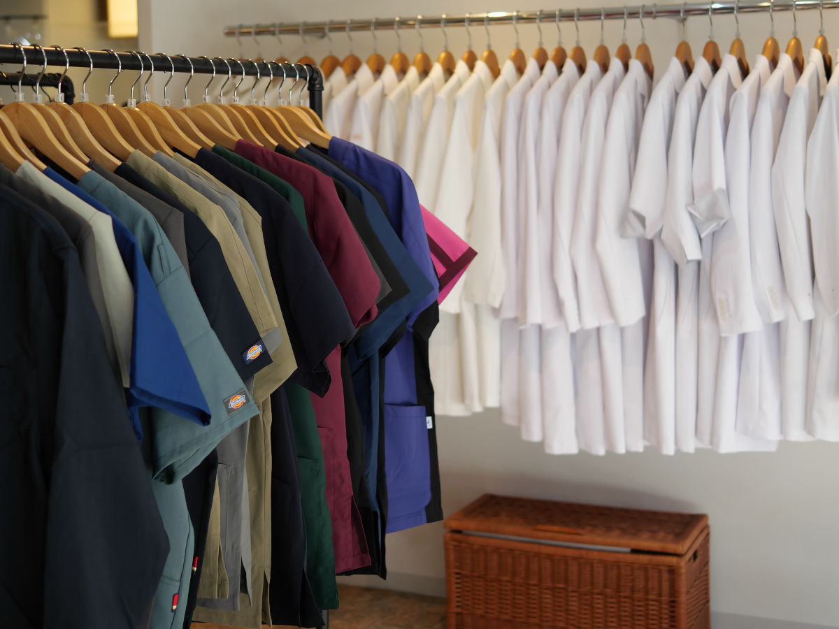 HatagaokaHatabo's tweet photo. まるでお洒落なアパレルショップの【#白衣専門店 PROFESSOR'S ROUND】は白衣のセレクトショップ👨⚕️👩⚕️ 店内もすごく素敵😀 一般人に関わり少ない白衣ですが「旗の台本店ブログ」読むと白衣の深い世界が🤓
https://t.co/2TC48wcmbR
#旗の台 #旗の台駅 #プロフェッサーズラウンド
#professorsround #白衣 https://t.co/RYELN90qOk