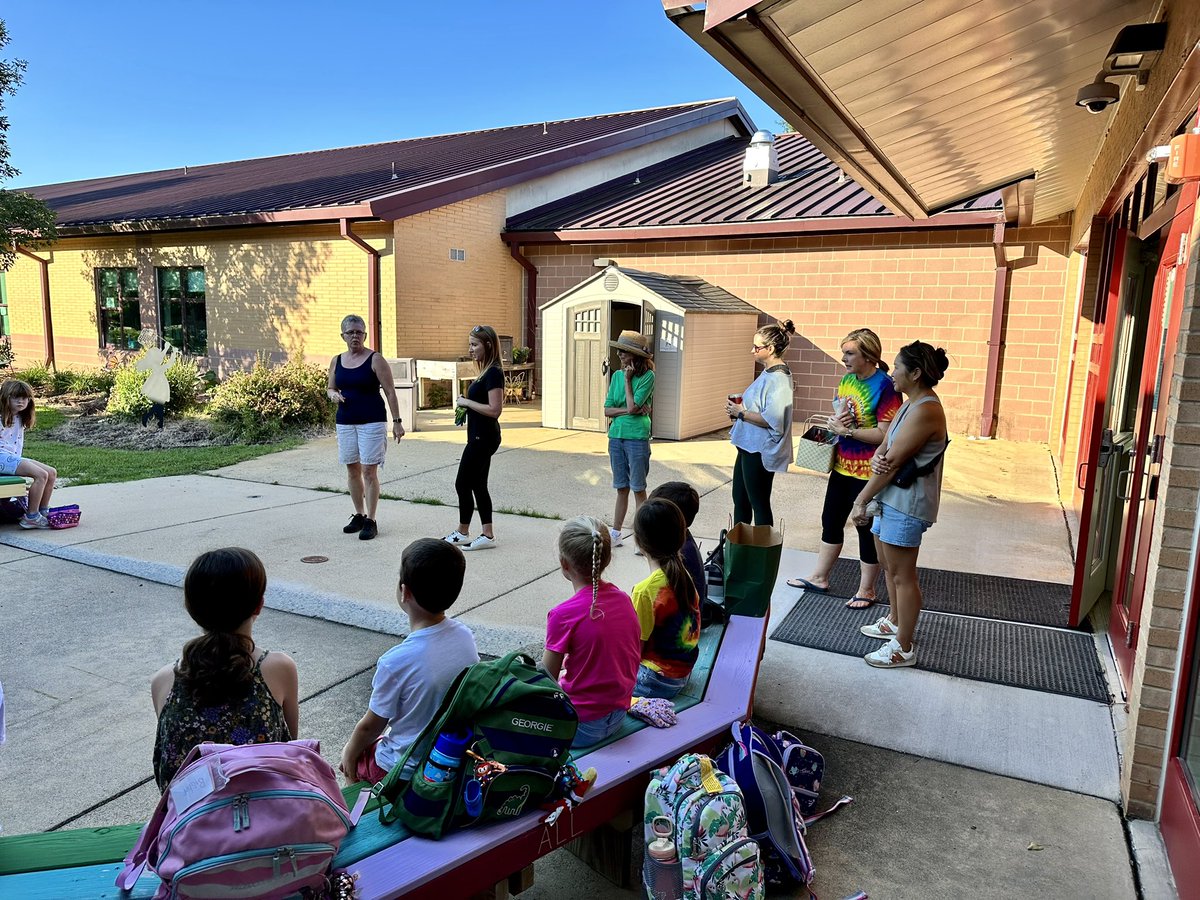 msferreira6's tweet photo. @OliveChapelElem we kicked off our Garden Club season with very enthusiastic and hardworking students and volunteers!🪴🌻🌳 Thank you to Diane and Desiree for the amazing leadership and inspiration😉@ErinKelleyMay #Backyardlearning https://t.co/5i9vlGQBxT