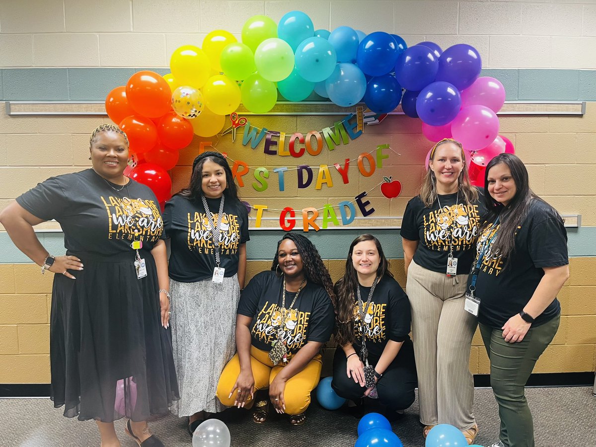 msjackson_LSE's tweet photo. First day of year 6 down with these amazing ladies! We made it! #FabulousFirstGrade #LSEcares #WeAreLakeshore 💛🐾🍎 https://t.co/i5kw0zyO0I