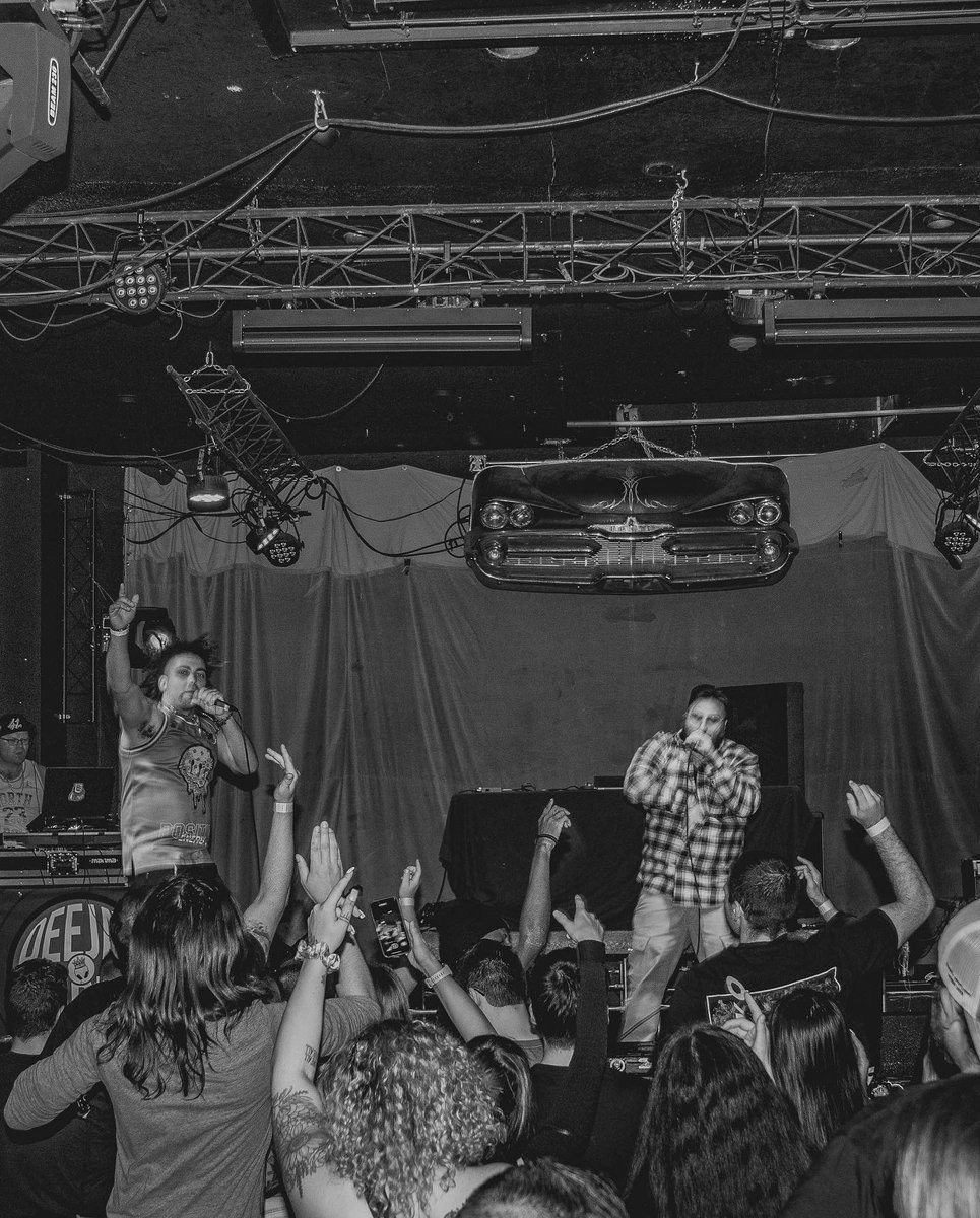 A picture is worth a thousand words - or at least a couple hundred people rockin to “Pay Me No Mind” by <a href="/HeyAmanteCruz/">Amante Cruz</a> &amp; I 📸