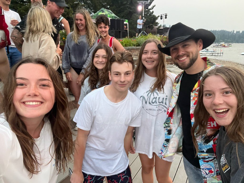 JO__GIS's tweet photo. Donation made, @WBrettWilson @BrettKissel #brettbrettbaltacboatconcert

Another fantastic night in the Columbia Valley, highlight of our summer.  Thanks for posing with the kids and their friends. https://t.co/Mkr5q1SqVn