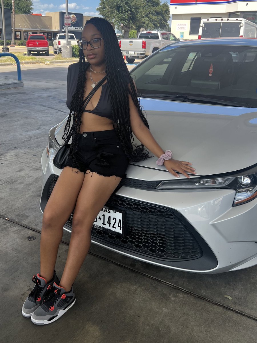theminiprxncess's tweet photo. youngest going in bitch i make it look EASY 🫦 #happybirthdaytoME 🤩 #DESDAY ♌️ https://t.co/43EIJahxJA