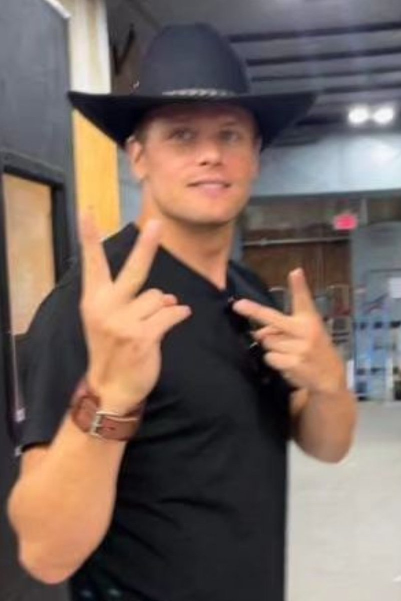 Urban cowboy 🫠🤠
#SamHeughan💙
#tooCuteforWords
#outlanderforgetmenotsIG